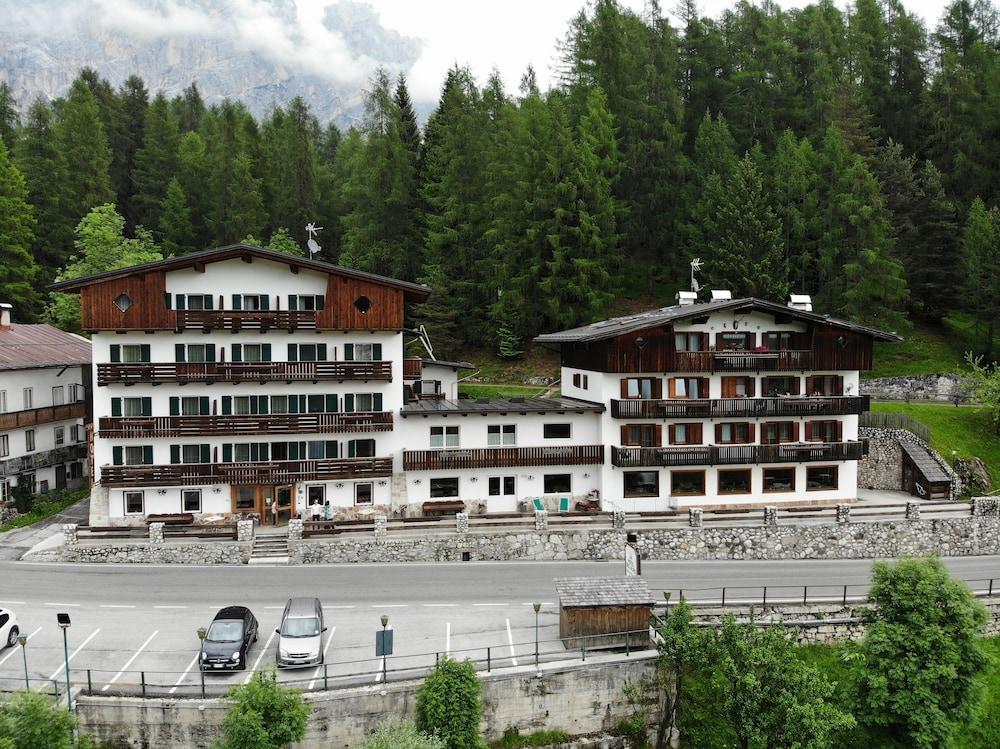 Hotel Des Alpes Cortina dʼAmpezzo Exterior foto
